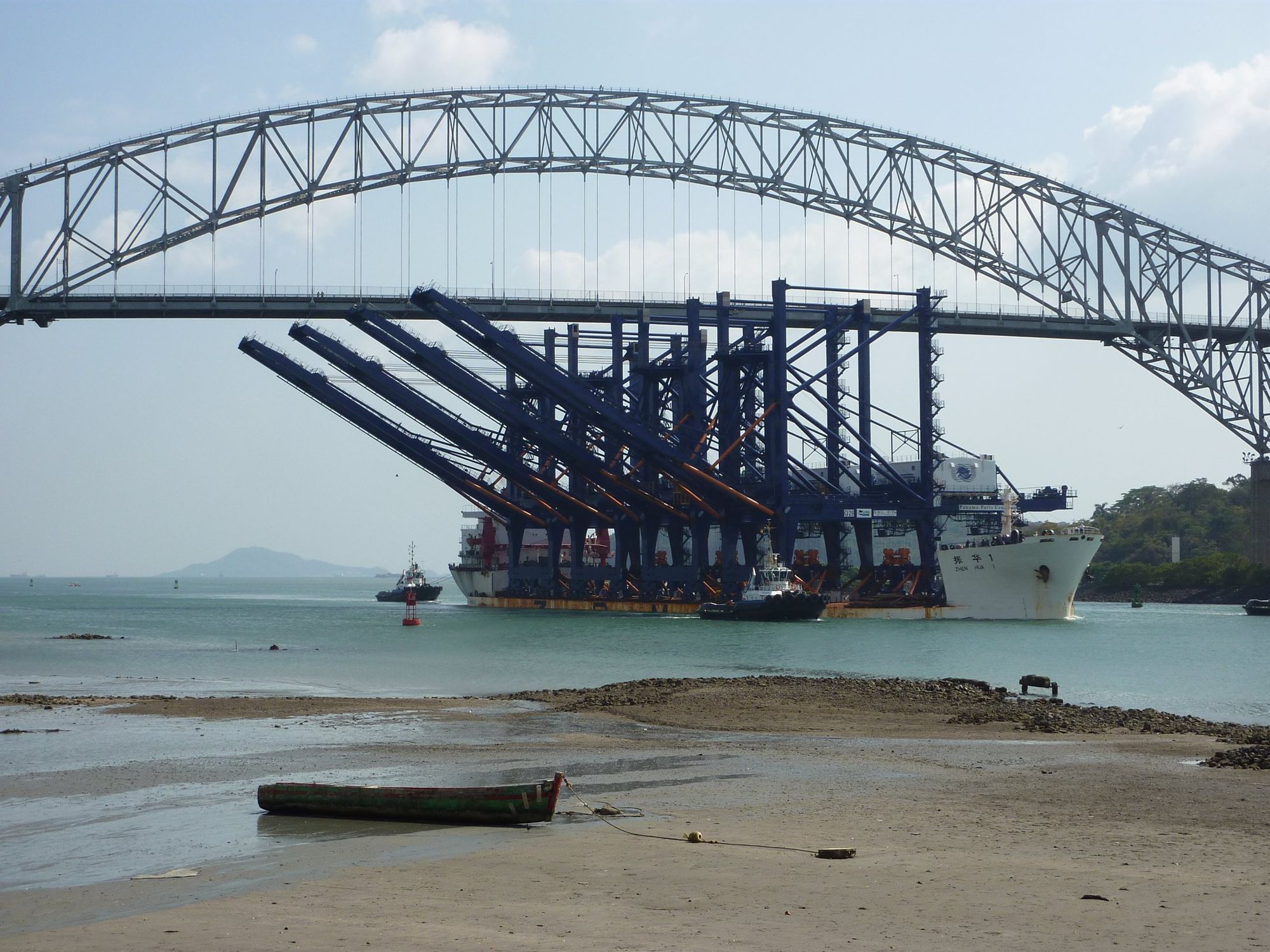 Buque con cuatro grúas STS pasando bajo el Puente de las Américas rumbo a Balboa