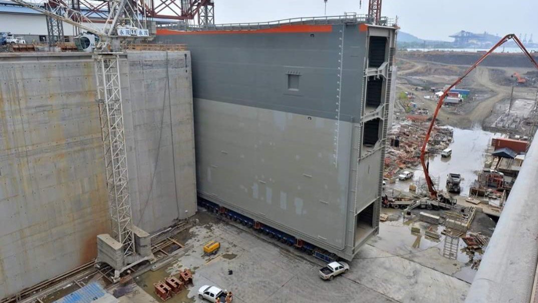 Compuerta del tercer juego de esclusas entrando en su cámara, sobre transportadores modulares