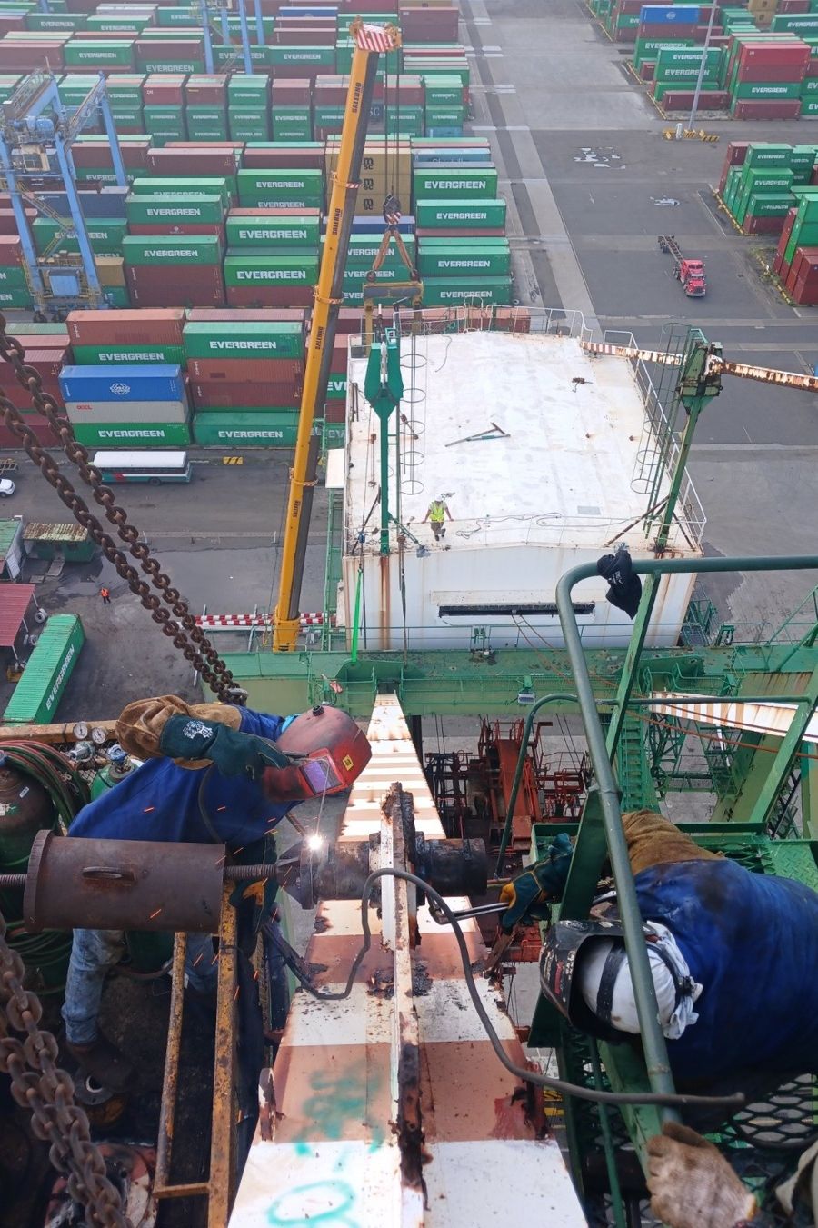 Soldadura en altura durante el cambio de backstay