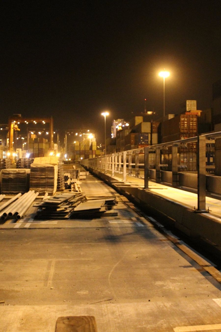 Barra colectora VAHLE a lo largo del carril de RTG, de noche