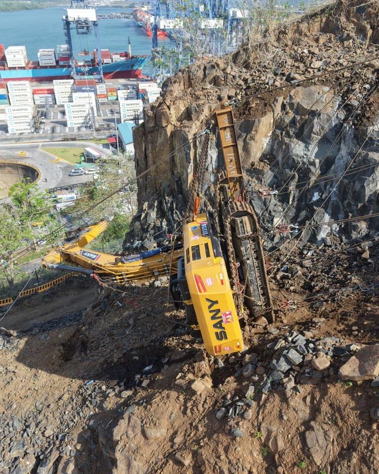 Excavadora volcada sobre el talud de Cerro Sosa