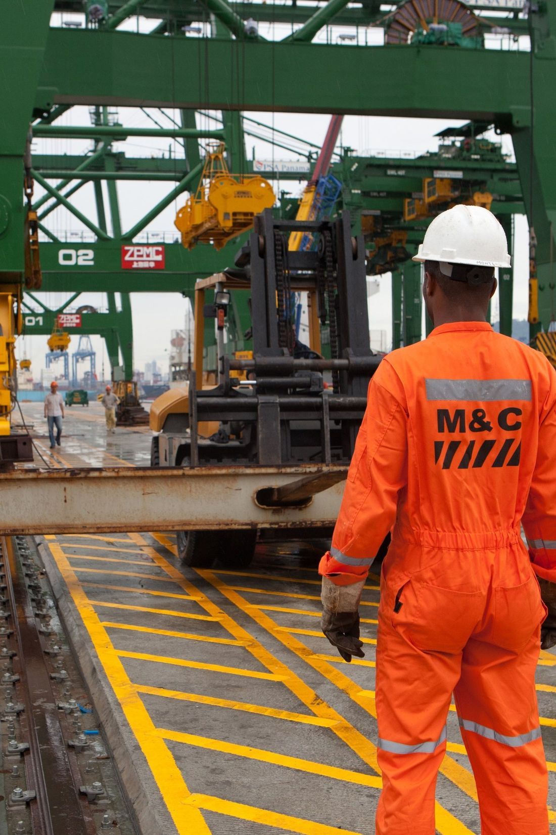 Técnico de MCSA con equipo de protección completo en el muelle